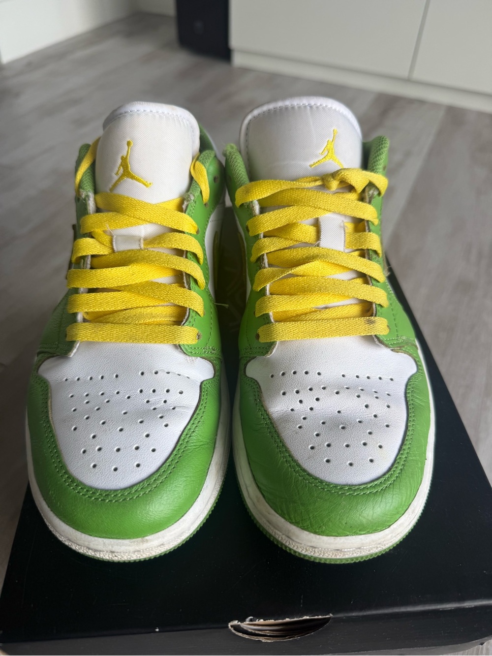 Nike Jordan 1 low -Green & White Low-Top Sneakers with Yellow Laces -9.5